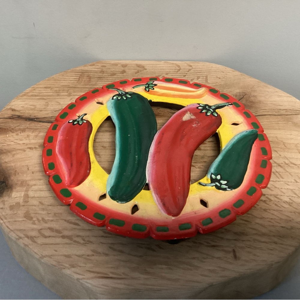 🔴 Vintage - Cast Iron Hot Chili Peppers Trivet - Crisp Clear Colors - Hang Ready - Picture 3 of 10